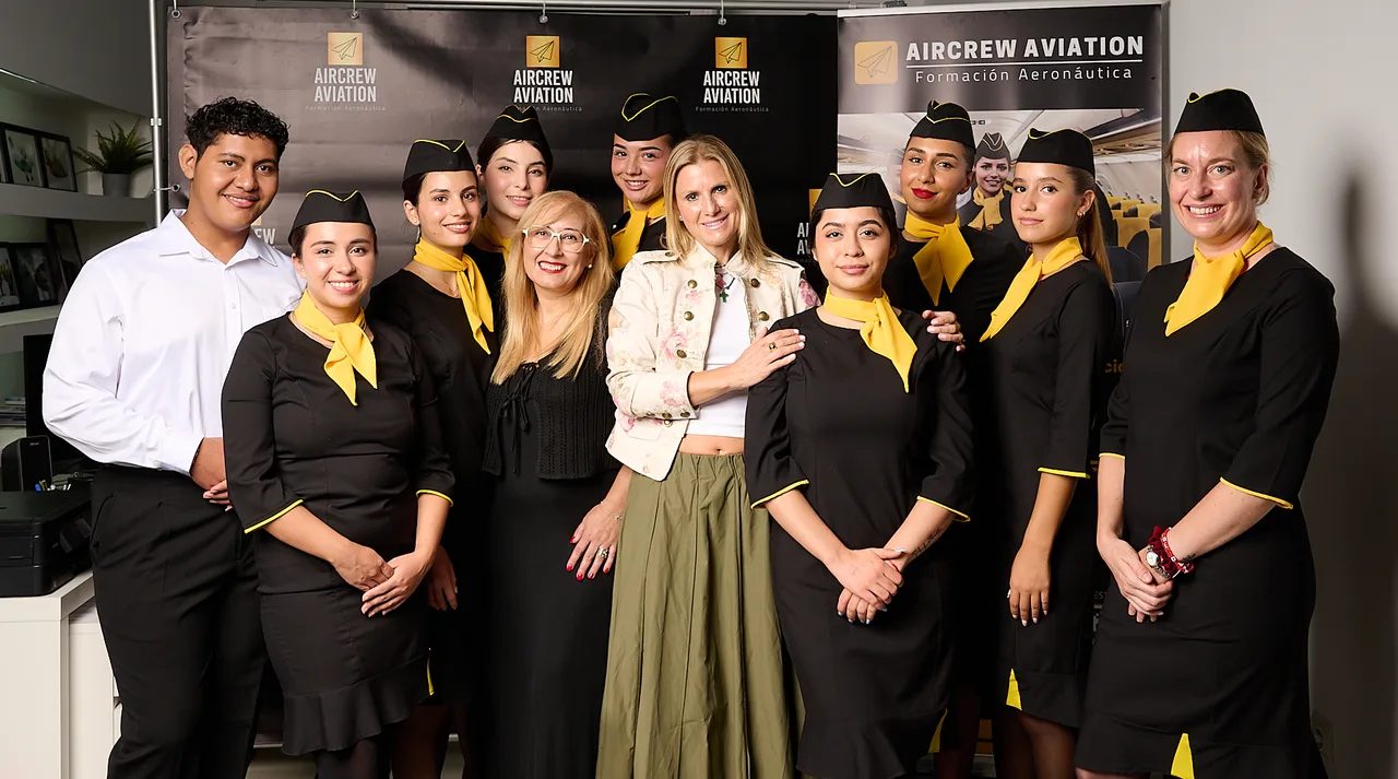 Grupo de alumnos con uniforme y equipo de AirCrew Aviation en la academia